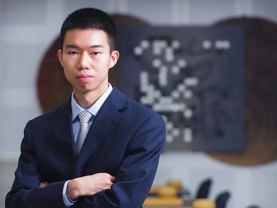 片刻后，他隔着老远的距离，冲她竖起了一个大拇指。